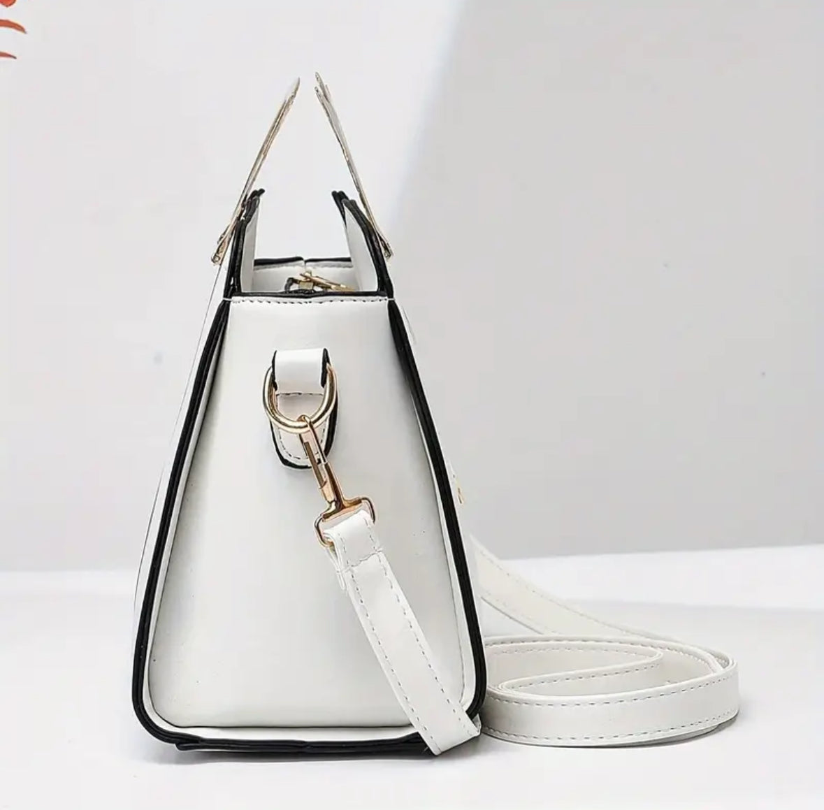 Sac à main élégant avec poignée design dorée