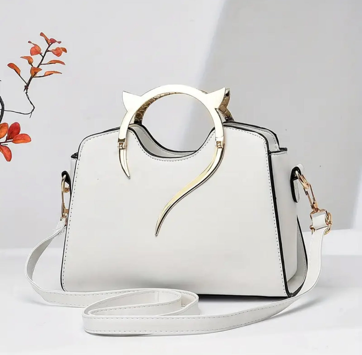 Sac à main élégant avec poignée design dorée