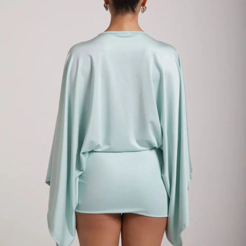 Mini-robe chic col V profond – Manches amples élégantes