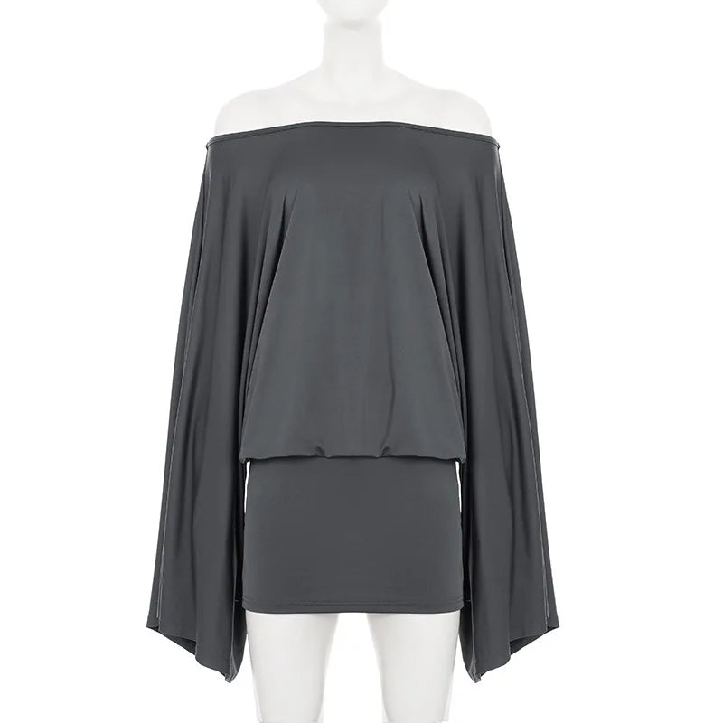 Mini-robe moulante épaules dénudées – Manches chauve-souris tendance