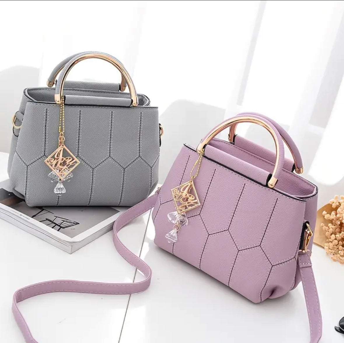 Sac bandoulière élégant avec poignée dorée & pendentif