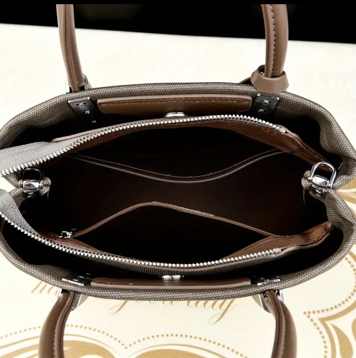 Titre produit :
Sac à main chic avec bandoulière réglable – Style classique & intemporel