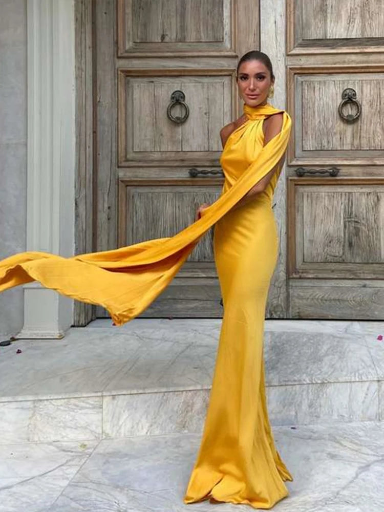 Robe longue satinée élégante – Épaules dénudées