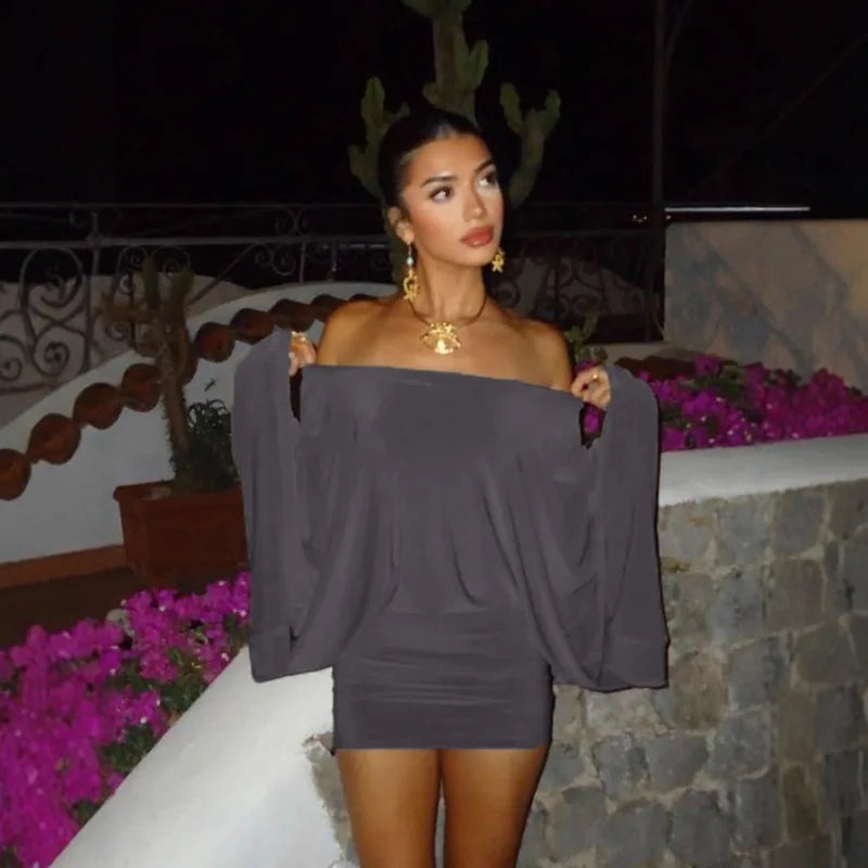 Mini-robe moulante épaules dénudées – Manches chauve-souris tendance