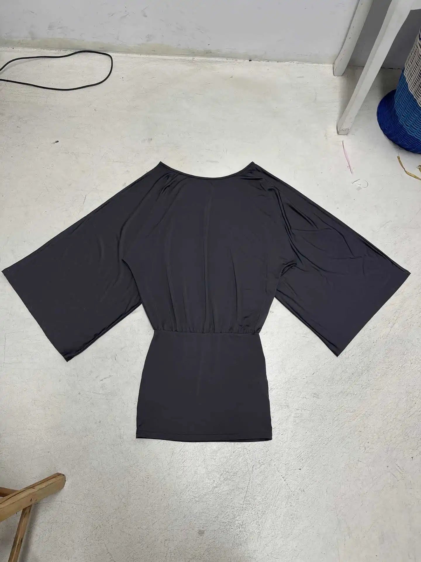 Mini-robe moulante épaules dénudées – Manches chauve-souris tendance