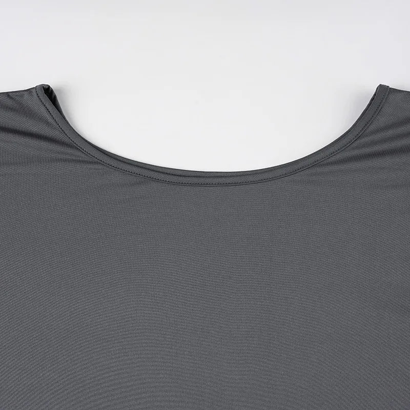 Mini-robe moulante épaules dénudées – Manches chauve-souris tendance