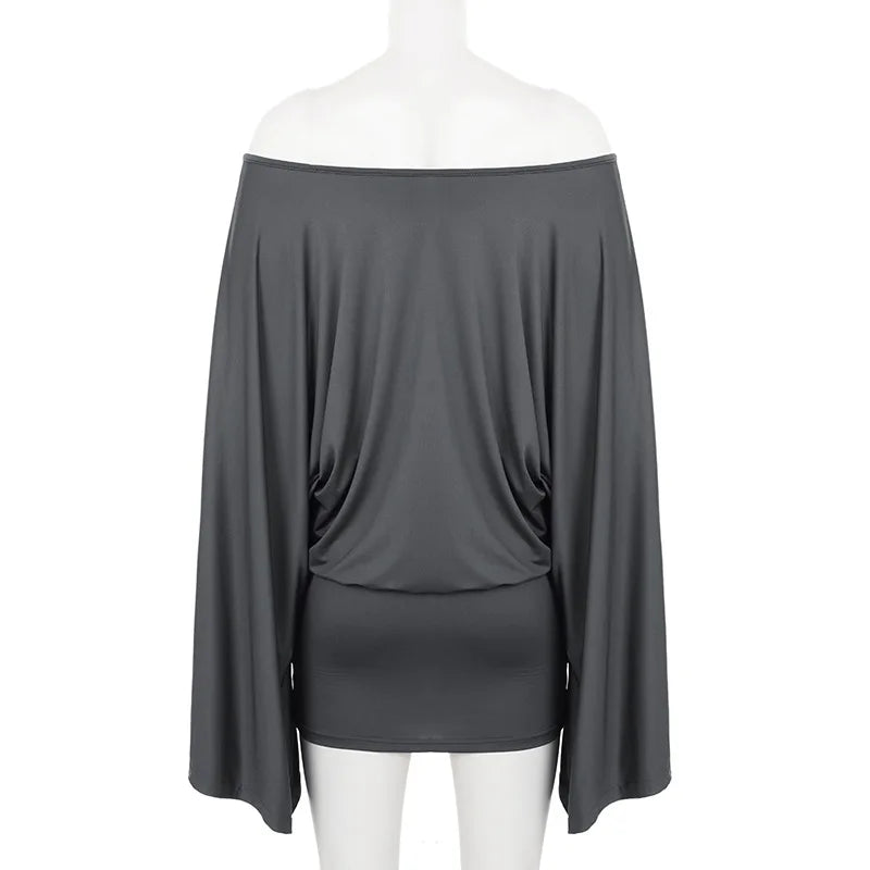 Mini-robe moulante épaules dénudées – Manches chauve-souris tendance