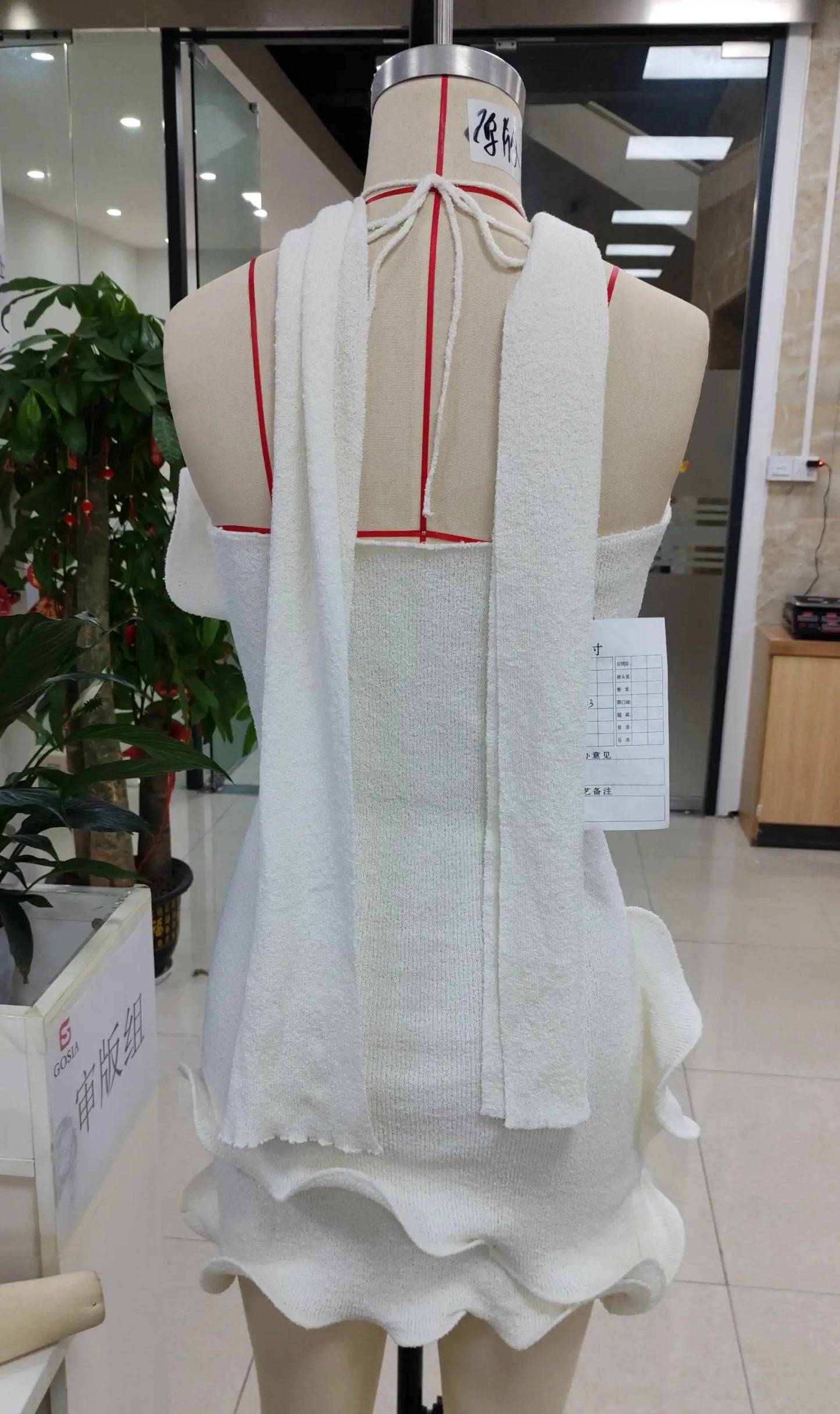 Mini-robe dos nu en maille – Volants tendance & coupe Y2K