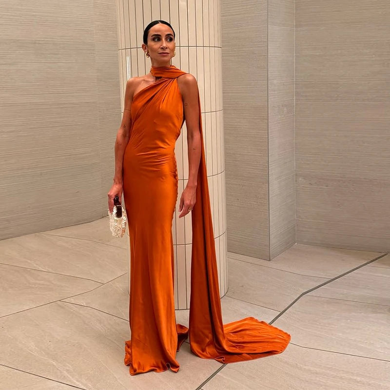 Robe longue satinée élégante – Épaules dénudées